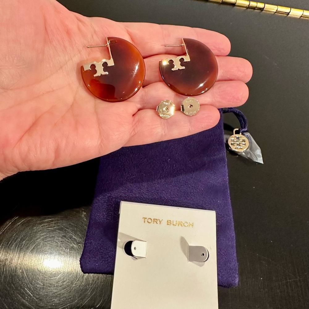 Tory Burch NWT Authentic luxury minimalist applied logo resin hoop earrings - Picture 5 of 17